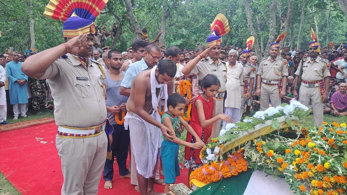 पार्थिव शरीर पहुंचते ही अजय के अंतिम अंतिम दर्शन करने के लिए उमड़ी भीड़