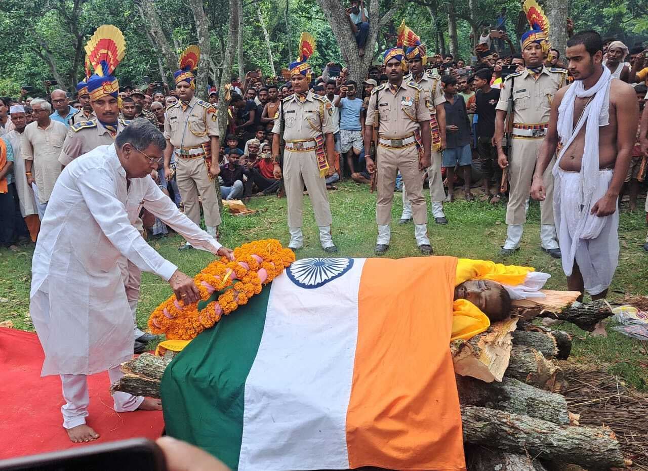 शहीद अजय के अंतिम यात्रा में उमड़ पड़ी भीड़