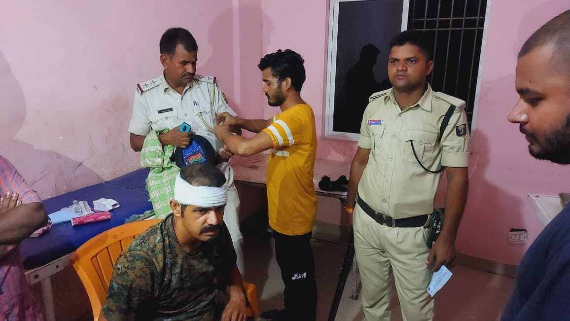 पुलिस की गाड़ी 10 फीट गड्ढे में पलटी, कई जवान घायल