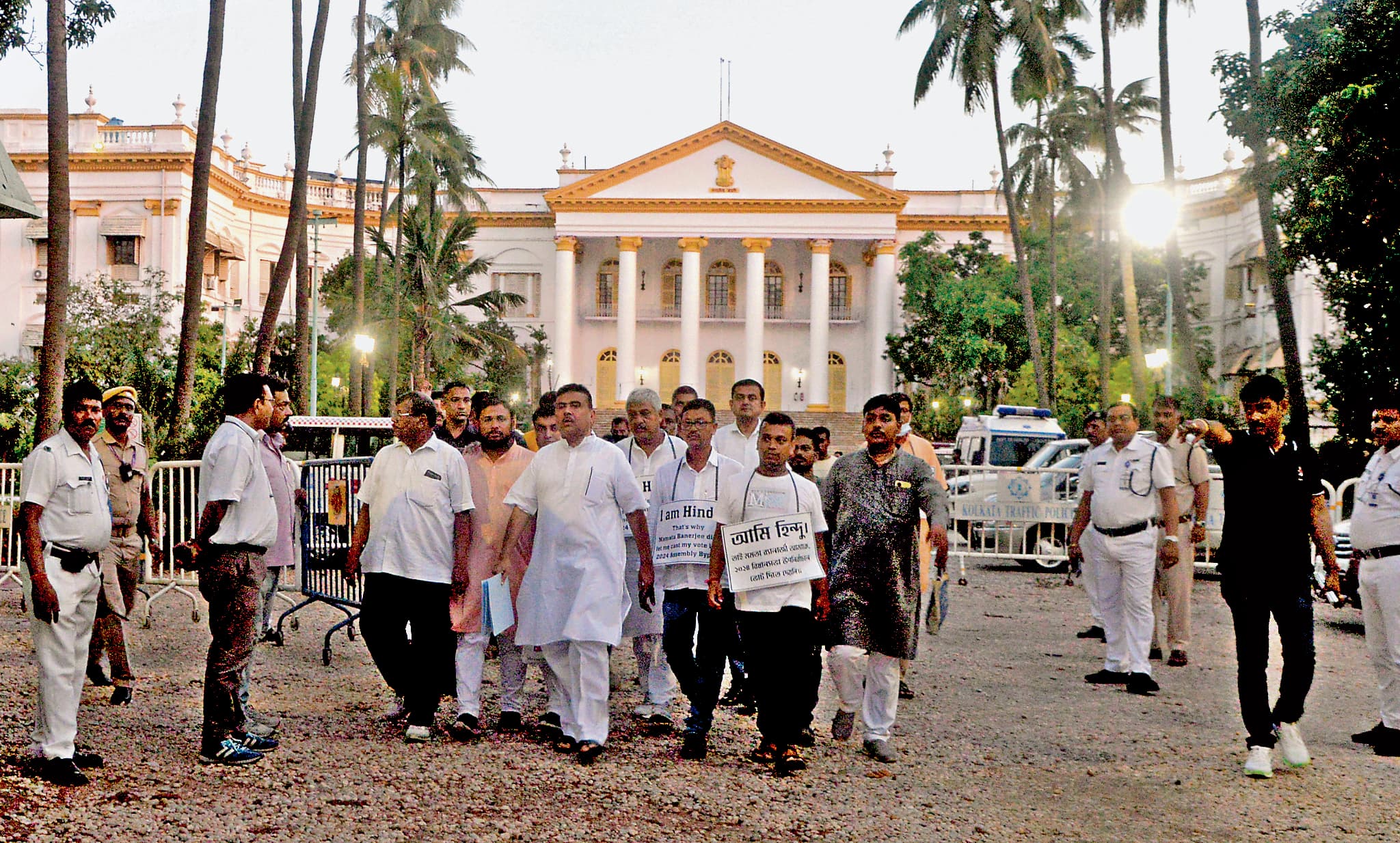 बंगाल में लोकतंत्र खतरे में, हिंदुओं को वोट देने से रोका जा रहा : शुभेंदु