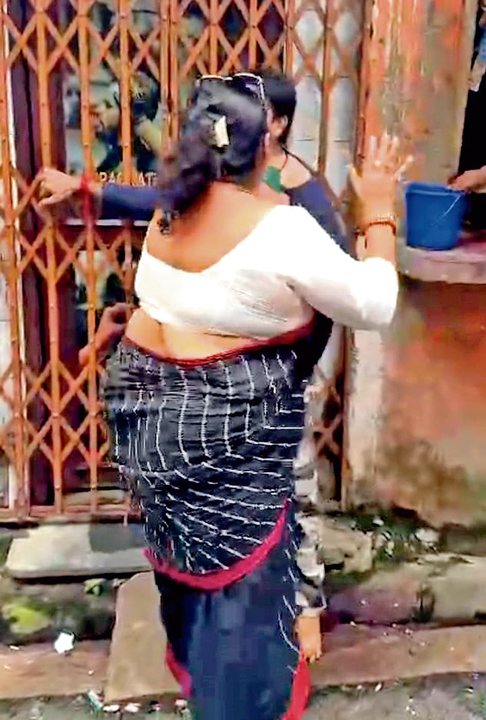 तृणमूल कांग्रेस की महिला पार्षद पर पार्टी के युवा नेता की पिटाई का आरोप