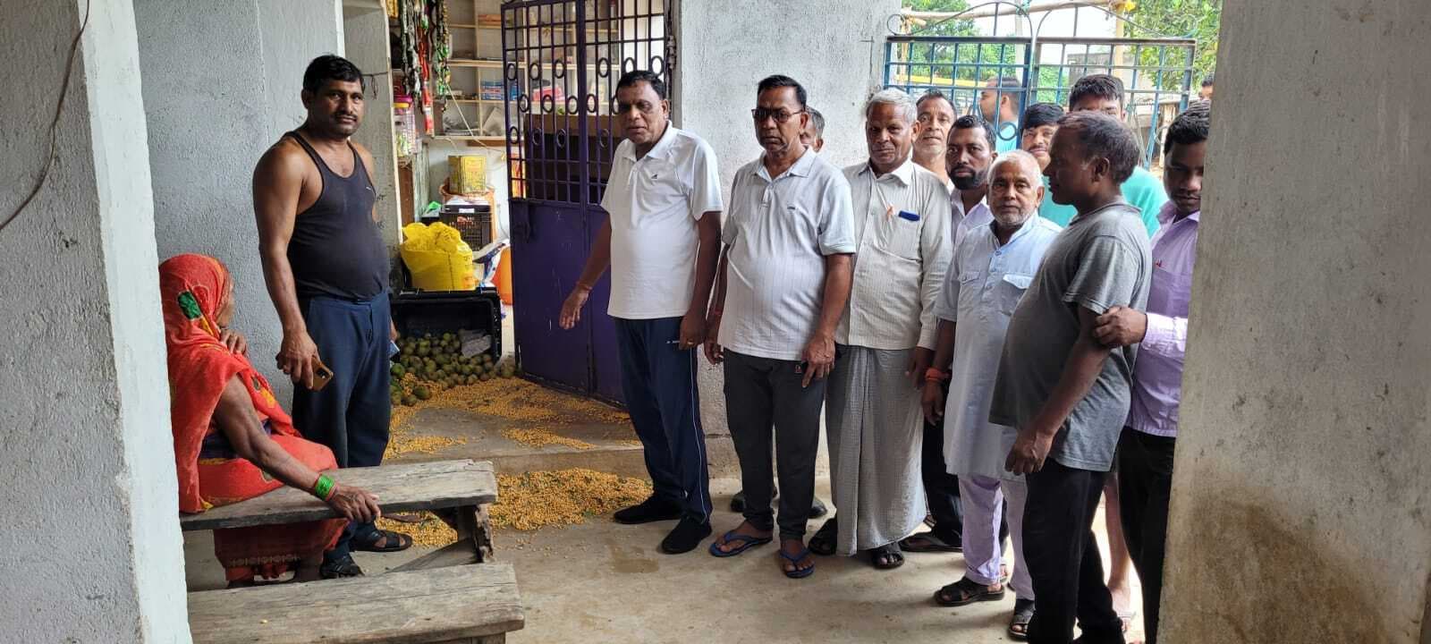 खेतको गांव पहुंचे हाथी ने छह घरों के दरवाजे व खिड़की को तोड़ा