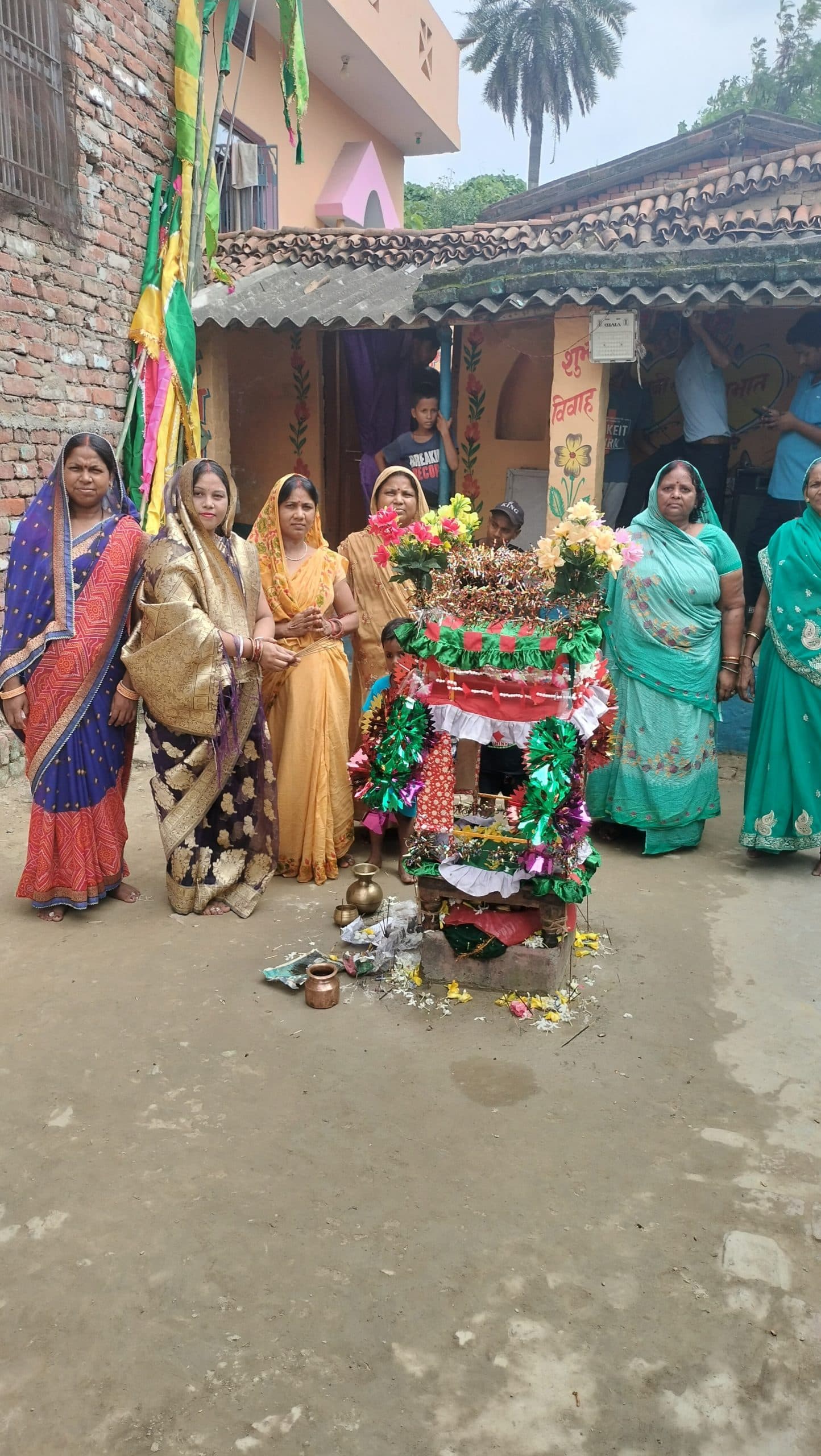 बेनीपुर के तपेश्वर के आंगन में इमामबाड़ा एवं तुलसी चौरा, होती साथ साथ पूजा