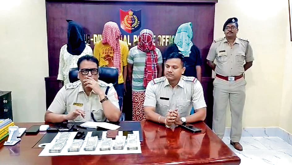 जमीन बिक्री के नाम पर बुलाये और लूट लिये सात लाख, चार आरोपी गिरफ्तार