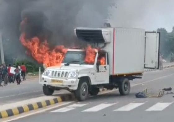 Garhwa accident news : गढ़वा में पिकअप-टेंपो की टक्कर, दो छात्रों की मौत के बाद उपद्रव, लाठीचार्ज