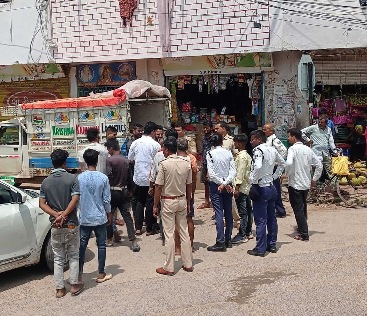 इंद्रपुरी रोड नंबर 15 के समीप ट्रैफिक पुलिस और कार सवार आपस में भिड़े, हंगामा