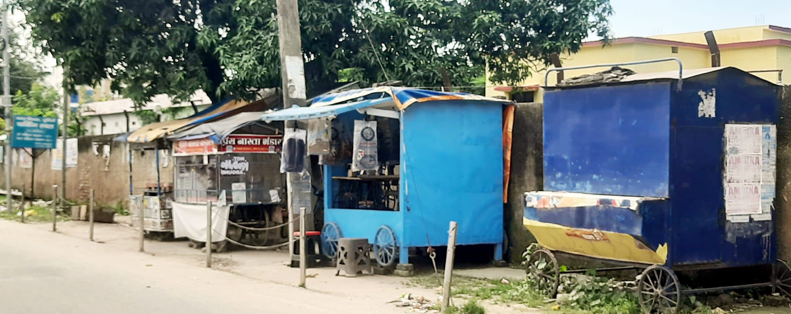 पार्किंग में वाहनों की बजाय आबाद हो रहा फुटपाथी बाजार