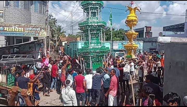 तजिया मिलान के साथ बस्ती में हुआ मेले का आयोजनसहरसाजिले में मोहर्रम पर्व शांतिपूर्ण एव आपसी भाईचारे के साथ बुधवार को आयोजित किया गया. पर्व को लेकर जिला प्रशासन एवं पुलिस प्रशासन पूरी तरह सतर्क रहा. शहरी क्षेत्र में निकले मोहर्रम जुलूस में पुलिस प्रशासन पुरी तरह सजग रहते संपन्न कराया. वहीं विभिन्न रणक्षेत्रों में भी मजिस्ट्रेट के साथ पुलिस बलों की तैनाती रही. जिला प्रशासन के गाइडलाइन के अनुरूप निर्धारित सभी जगहों पर मोहर्रम पर्व मनाया गया. जिला मुख्यालय के इमाम बाडों पर इसका भव्य आयोजन किया गया. जुलूस के साथ इमामबाड़े पर ताजिया पहुंचे. जहां मेले सा नजारा रहा. जंगियों ने एक से बढकर एक करतब दिखाए. मीर टोला के इम्तियाज आलम, सहरसा बस्ती के मो मंसूर आलम, वार्ड पार्षद प्रतिनिधि अकबर हुसैन ने बताया कि इस बार इमामबाडे में रौनक दिखा. उन्होंने बताया कि सामाजिक सदभावना का यह पर्व हिन्दू, मुसलमान मिलकर मनाते हैं. यहांं साम्प्रदायिक सद्भाव देखते ही बनता है. उन्होंने बताया कि मुहर्रम का पर्व गम का त्यौहार है. जिसमें इस्लाम धर्म के रक्षार्थ कर्बला के मैदान में हसन एवं हुसैन की दी गयी कुर्बानी के याद में ताजिया बनाकर मनाया जाता है. वही जिला प्रशासन भी इस दौरान पूरी तरह सजग रहा. सदर एसडीओ प्रदीप कुमार झा, सदर एसडीओ आलोक कुमार के नेतृत्व में सदर थानाध्यक्ष सुबोध कुमार पूरे शहरी क्षेत्र का दिनभर जायजा लेते रहे. वे सहरसा बस्ती, मीर टोला सहित विभिन्न रण क्षेत्रों का जायजा लेते स्थानीय लोगों को निर्देश के अनुरूप पर्व मनाने की जबाबदेही दी. वही बस्ती स्थित पोखर पर सहरसा बस्ती मेला कमेंटी सदस्य अंंजुम हुसैन, मो मसरफ हुसैन, डॉ सज्जाद आलम, शेर अफगान मिर्जा, वार्ड पार्षद प्रतिनिधि मो कौशर, मो अकबर हुसैन, मो तारिक खान, अमरजीत शर्मा, आशीष रंजन, दीपक कुमार सिंह, इम्तियाज आलम, मो सुरज आलम, मो समशीर, मो अनवर, मो शाकीर हुसैन, मो गुलाब, मो फारूक रजा, मो अख्तर, मोह अफसर हुसैन, मो इसराइल राइन, अफजाल हुसैन, मो युसुफ, सुनील चौधरी, मो रूस्तम अली, मो दाऊद, मीर रजी ने शांतिपूर्ण आयोजन में महत्वपूर्ण योगदान दिया. बस्ती रणक्षेत्र में बस्ती सहित झपडा टोला, कॉलेज गेट, फकीर टोला से तजिया पहुंचा. जहां तजिया मिलान के साथ मेले का भी आयोजन किया गया. वहीं मीर टोला में अलीनगर से तजिया पहुचा. मीर टोला से जुलूस निकालकर महावीर चौक, दहलान चौक, शंकर चौक होते हुए गांधी पथ इमामबाड़ा के पास तजिया एकत्रित हुआ. वही मछली मार्केट, ननसी टोला, सराही से आये तजिया का गांधी पथ इमामबाड़ा के पास मिलन किया गया. गांधी पथ इमामबाड़ा के पास मुस्लिम समुदाय के युवाओं ने लाठी का बेहतरीन कर्तब दिखाया. कुछ युवाओं के द्वारा तलवार फरसा से भी कर्तब दिखाया गया. जंगी के द्वारा भी कर्तव्य दिखाया गया. उसके बाद लोग तजिया को लेकर रण खेत गए जहां सभी तजिया का मिलन कराया गया. मीरा टोला, बस्ती में मुहर्रम पर्व को लेकर मेला का भी आयोजन किया गया. फोटो - सहरसा - रणक्षेत्र ले जाते तजियाफोटो - सहरसा - निगरानी करते मेला कमिटी सदस्य व पुलिस पदाधिकारी