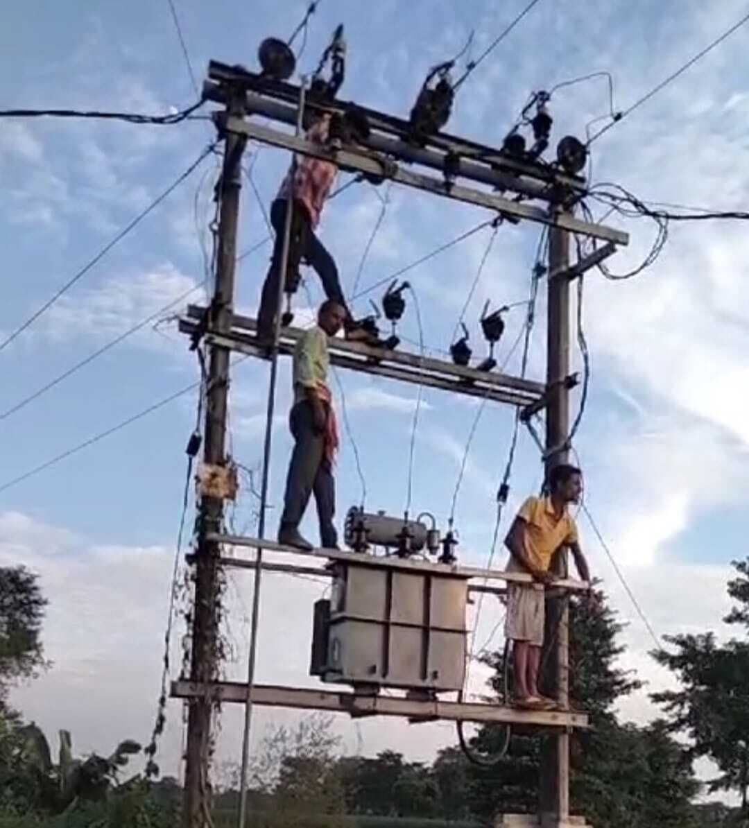 ट्रांसफार्मर जलने से विद्युत आपूर्ति ठप, 24 घंटे में लगा नया ट्रांसफार्मर