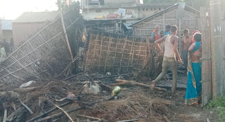 गैस सिलेंडर फटने से तीन घर राख,  लाखों की क्षति