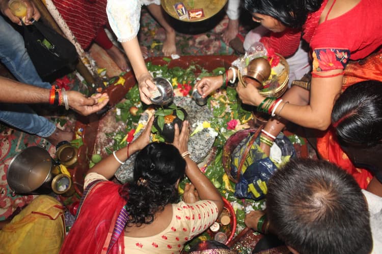 बांग्ला सावन शुरू होते ही बड़ी संख्या में श्रद्धालुओं ने हरगौरी मंदिर में किया जलाभिषेक