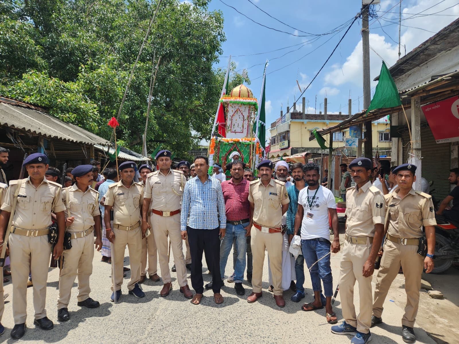 मुहर्रम पर निकाला गया ताजिया जुलूस, युवाओं ने दिखाए करतब