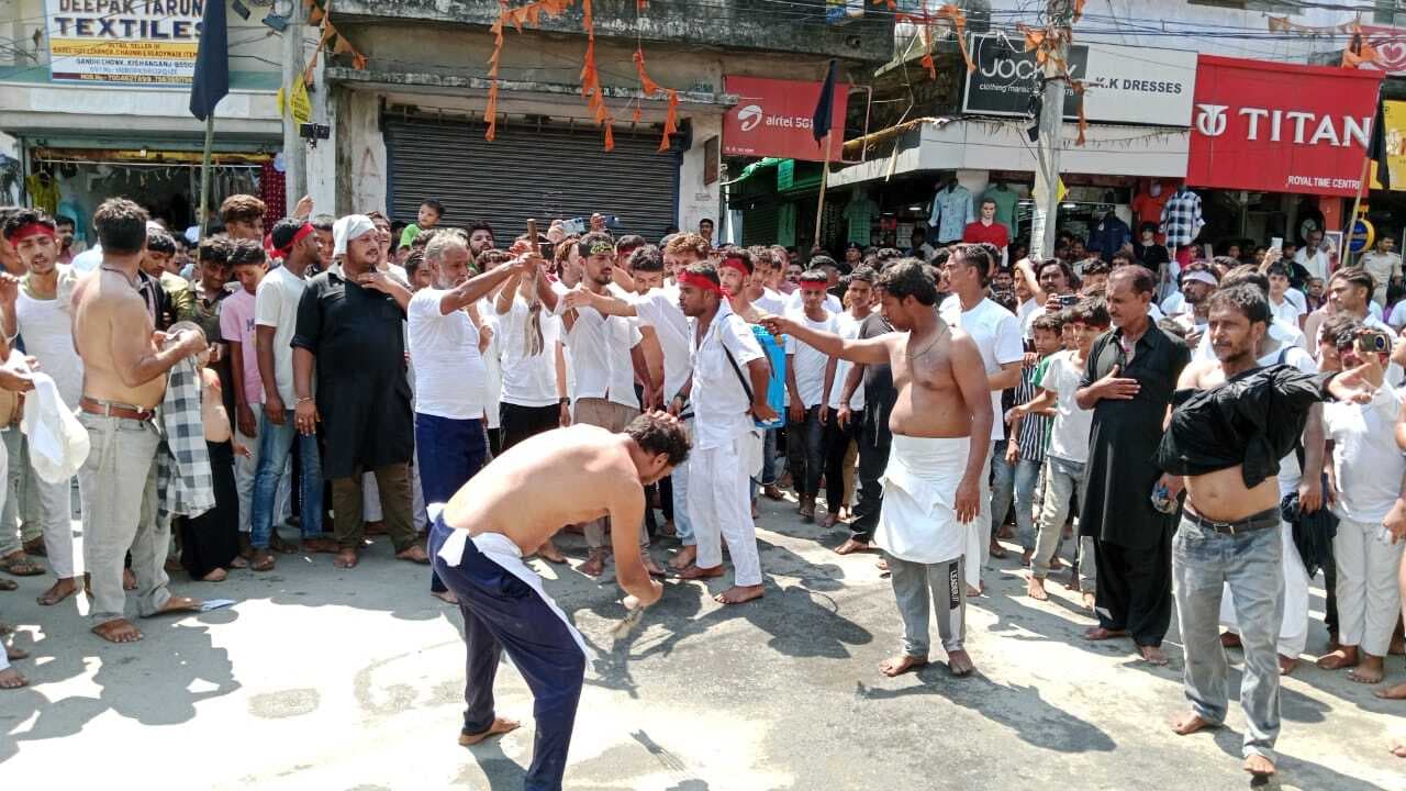 शहर में निकाला गया ताजिया जुलूस, बड़ी संख्या में उमड़े अकीदतमंद, या अली या हुसैन के नारों से गूंजा शहर