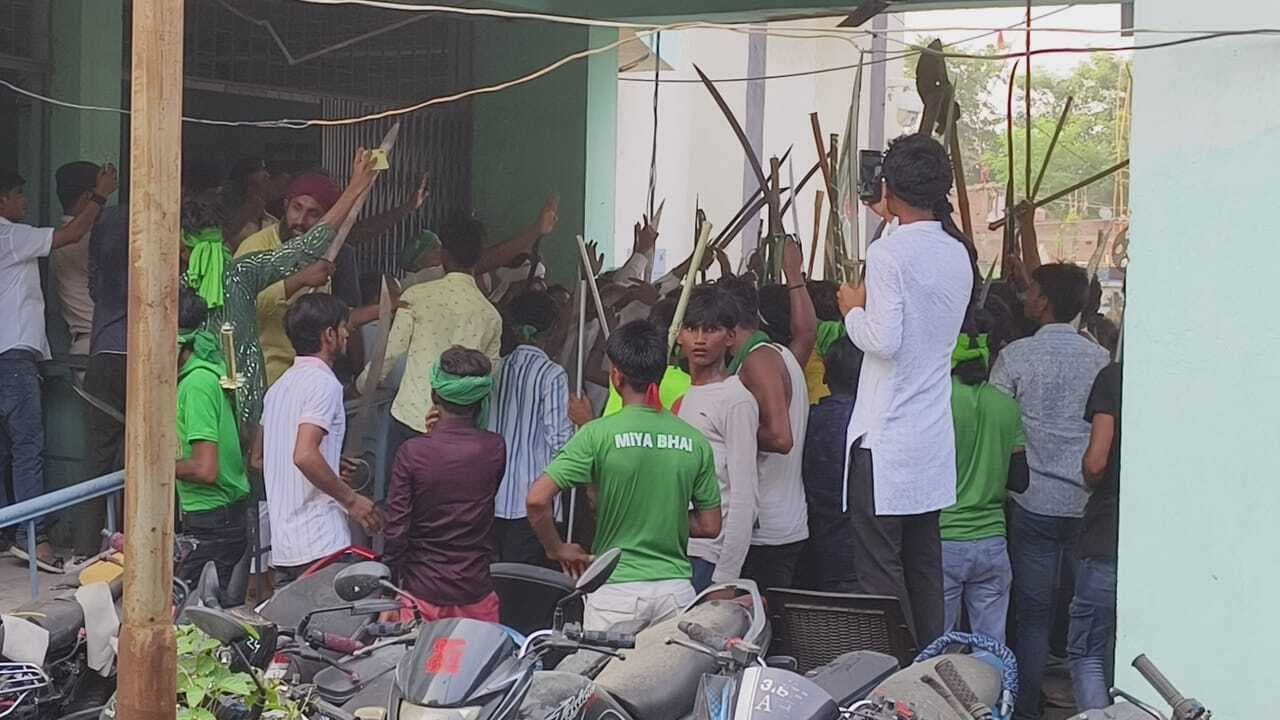 उपद्रवी तत्वों ने थाना में घुस कर किया हंगामा