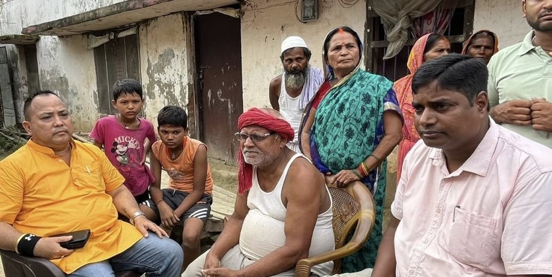 मृतकों के परिजनों से मिले मेयर राजेशमान सिंह