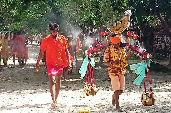 अंधेरे व कीचड़मय सड़क के बीच कांवरियों का चलना प्रारंभ, तैयारी आधी-अधूरी