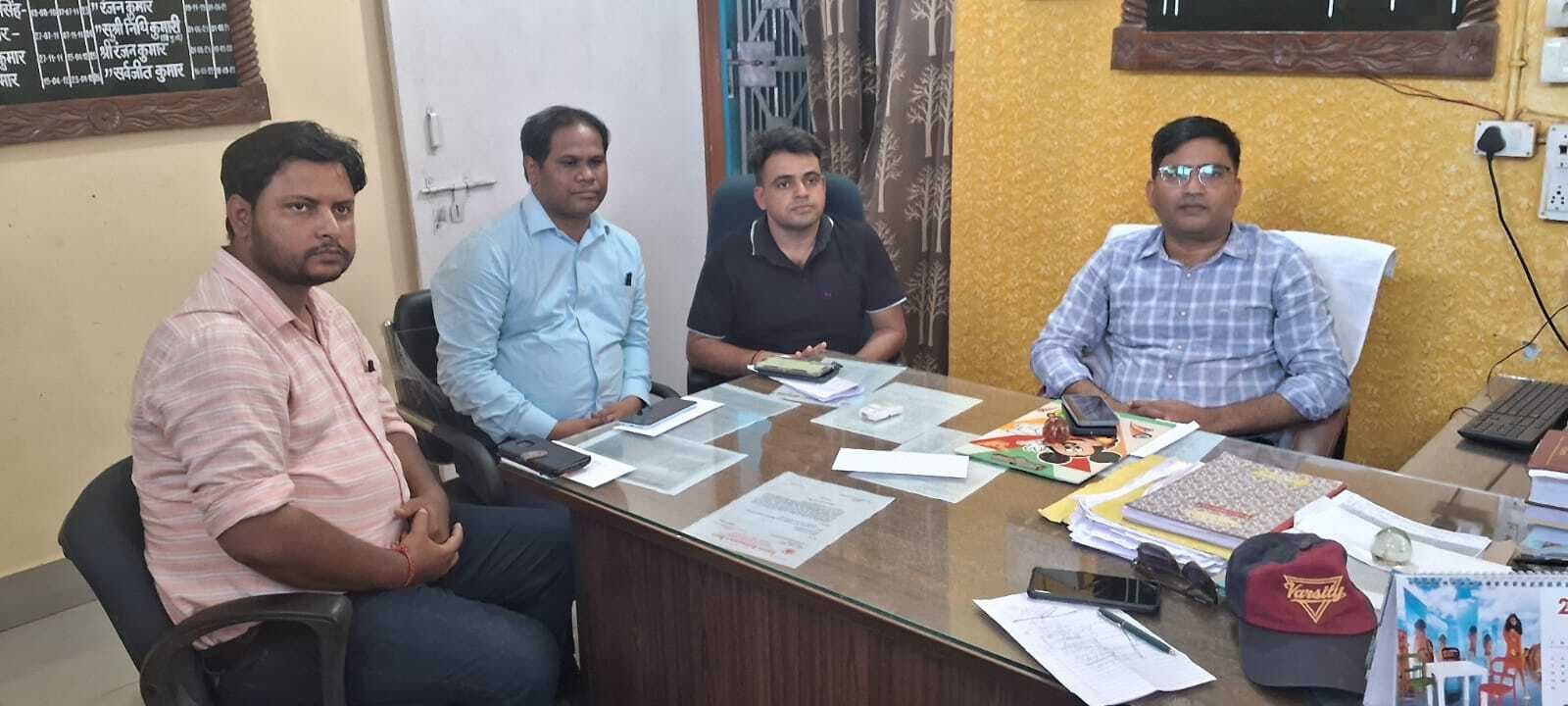 मुहर्रम को लेकर अनुमंडल पदाधिकारी ने अधिकारियों के साथ की समीक्षा बैठक