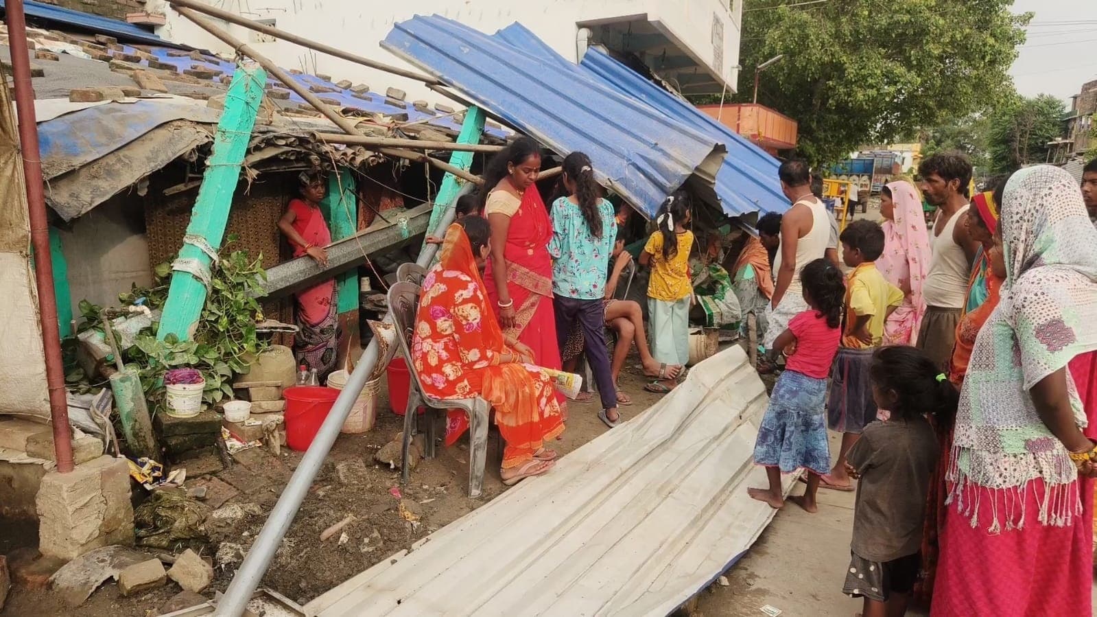 चार पहिया वाहन के ठोकर से झोपड़ी का मकान ध्वस्त