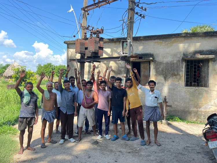 ट्रांसफार्मर बदलने की मांग को लेकर प्रदर्शन