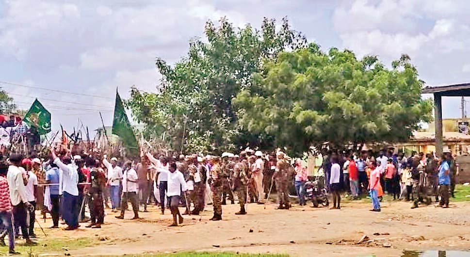 Hazaribagh News : बड़कागांव में धार्मिक जुलूस के दौरान पथराव, पुलिसकर्मी समेत कई घायल