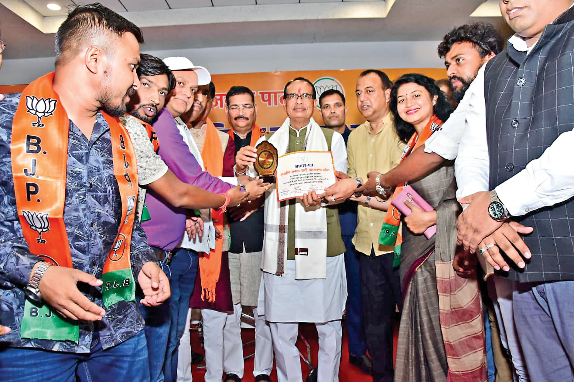 Political News : राज्य में चल रहा है मूलवासियों को अल्पसंख्यक बनाने का खेल : शिवराज सिंह चौहान