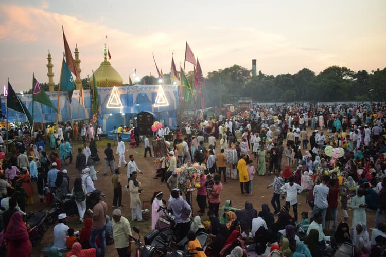 झरिया में अखाड़ा दलों के दो पक्षों में भिड़ंत, एक दर्जन से अधिक घायल, मची भगदड़