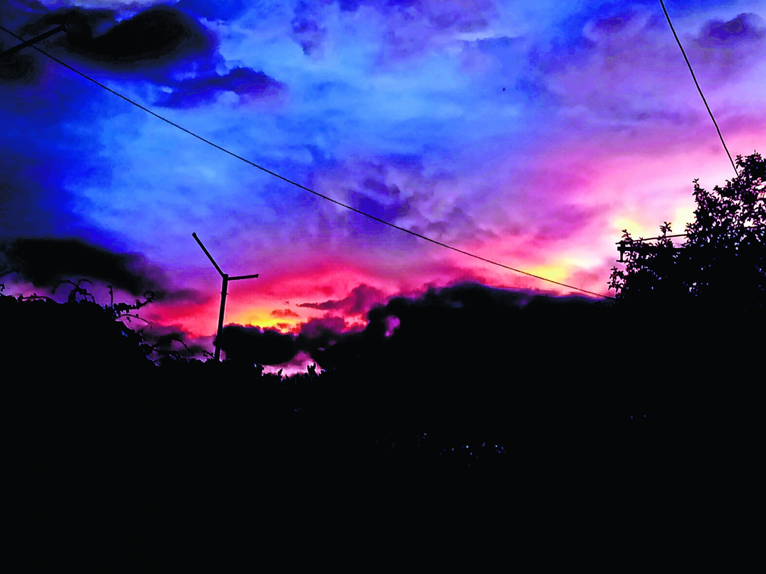 बादलों की ओट में रंगीन हुआ आसमान