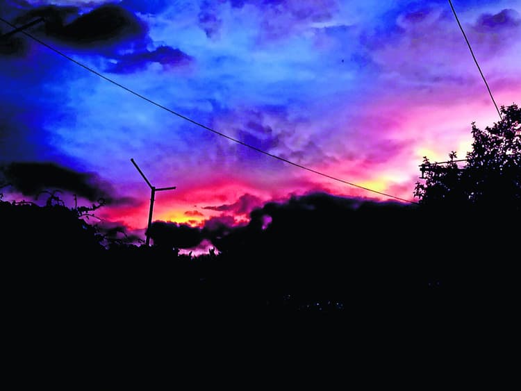 बादलों की ओट में रंगीन हुआ आसमान