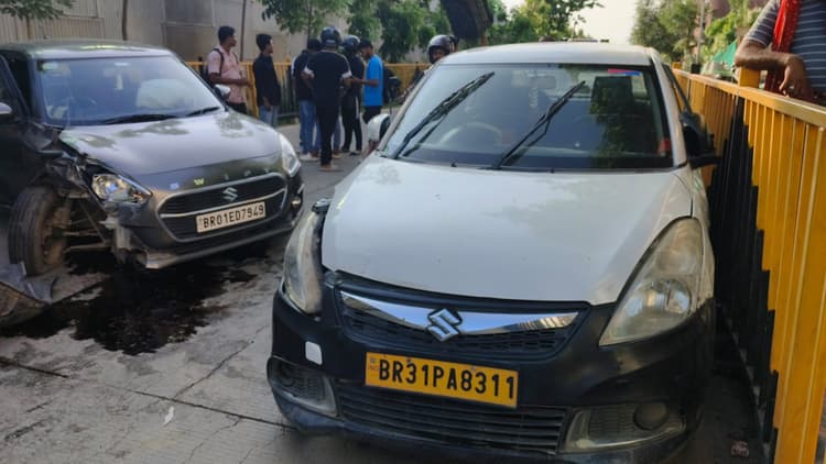 Patna : अटल पथ के सर्विस लेन में दो कारें टकरायीं