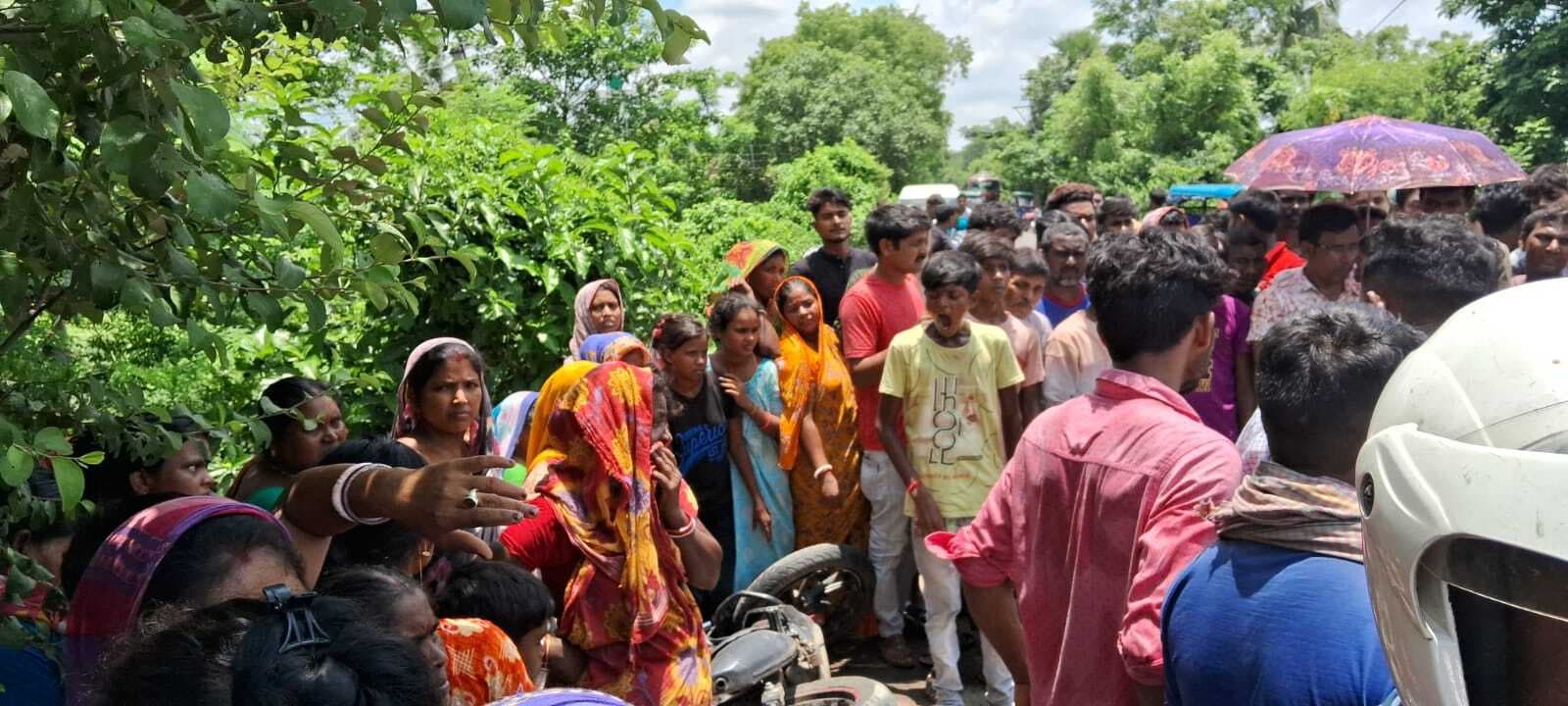दो बाइक की टक्कर में तीन युवकों की मौत, दो घायल