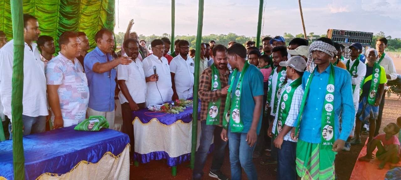 अन्य पार्टियों को छोड़कर झामुमो में शामिल हुए कई लोग