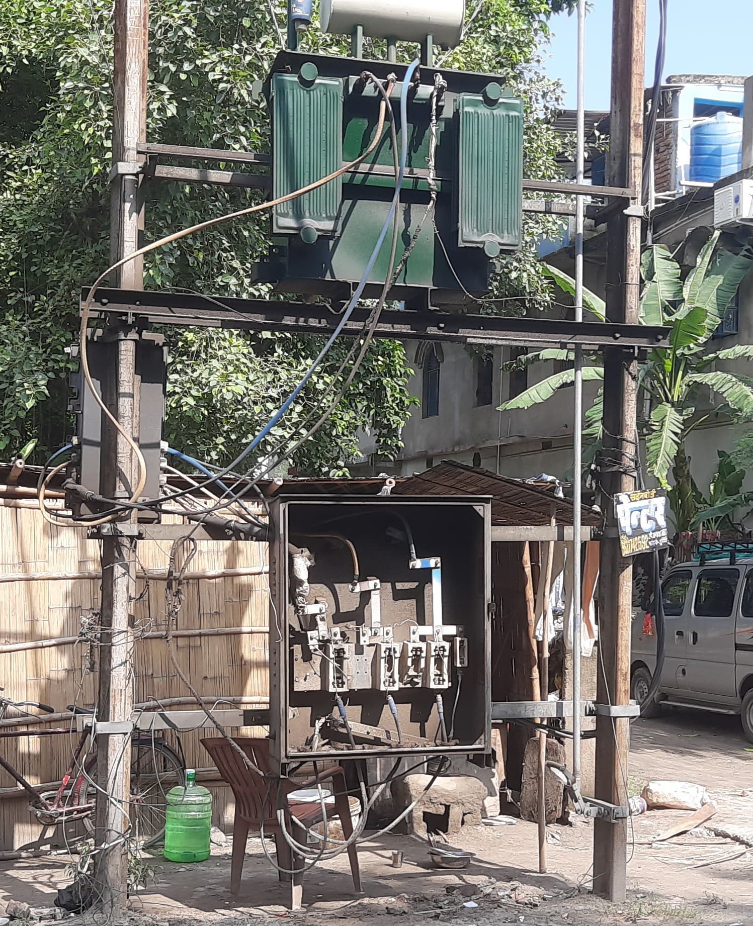 ठहरिये, मौत को दावत दे रहा ट्रांसफार्मर का खुला कट आउट बॉक्स