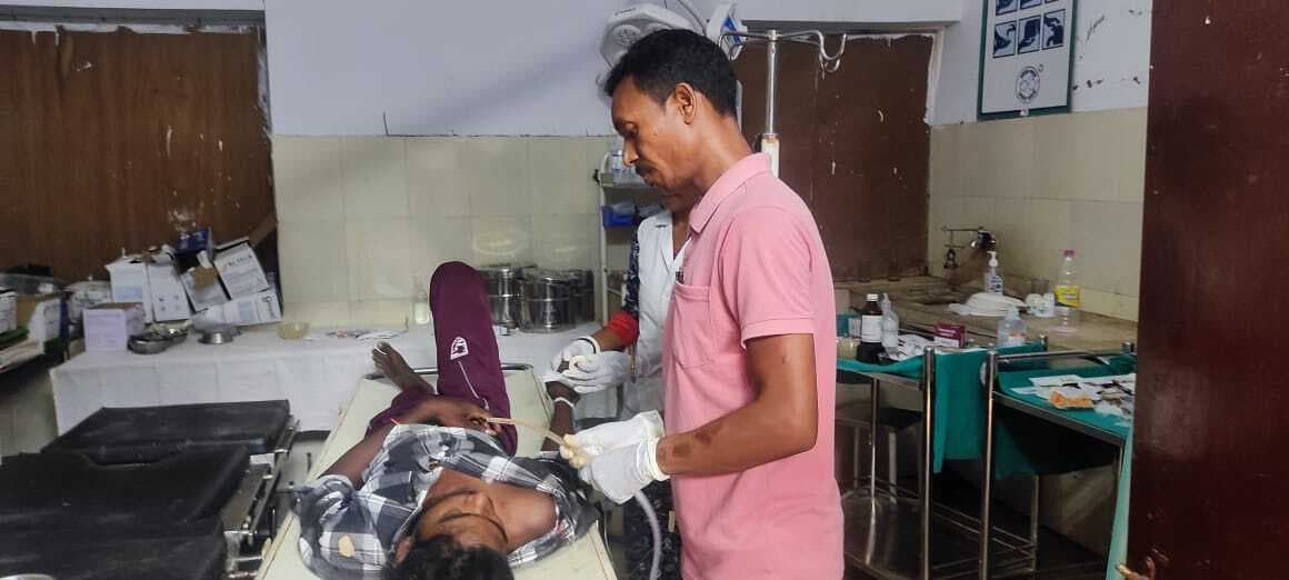 सड़क किनारे पेड़ से टकरायी बाइक, चालक की मौत, दो युवक घायल