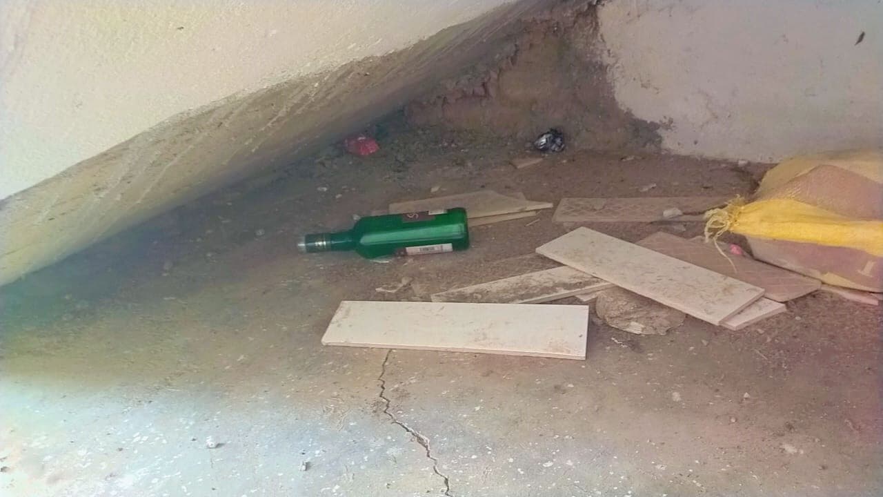 विद्यालय परिसर में मिली शराब बोतल, अभिभावकों ने किया हंगामा