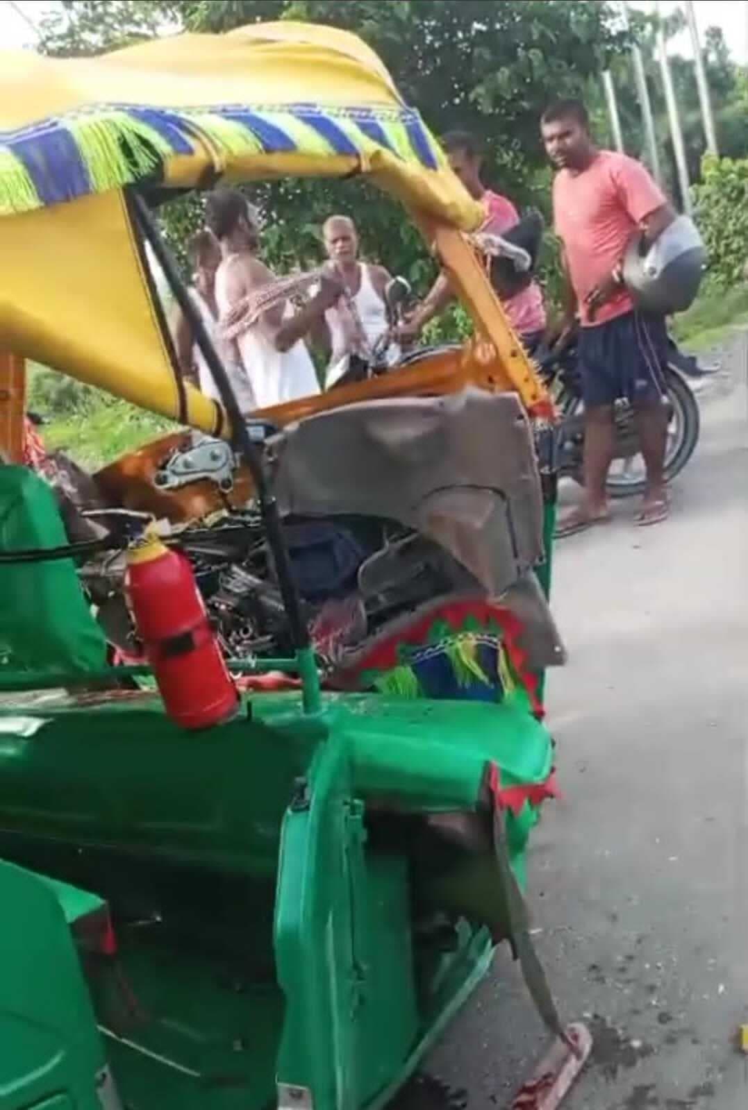 सड़क दुघर्टना में ऑटो चालक की मौत, तीन यात्री जख्मी