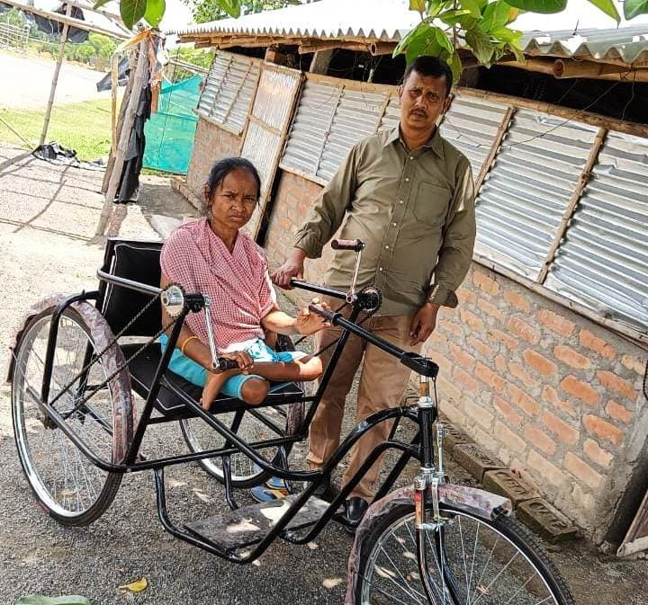 डीसी के पहल पर दिव्यांग को मिली ट्राई साइकिल