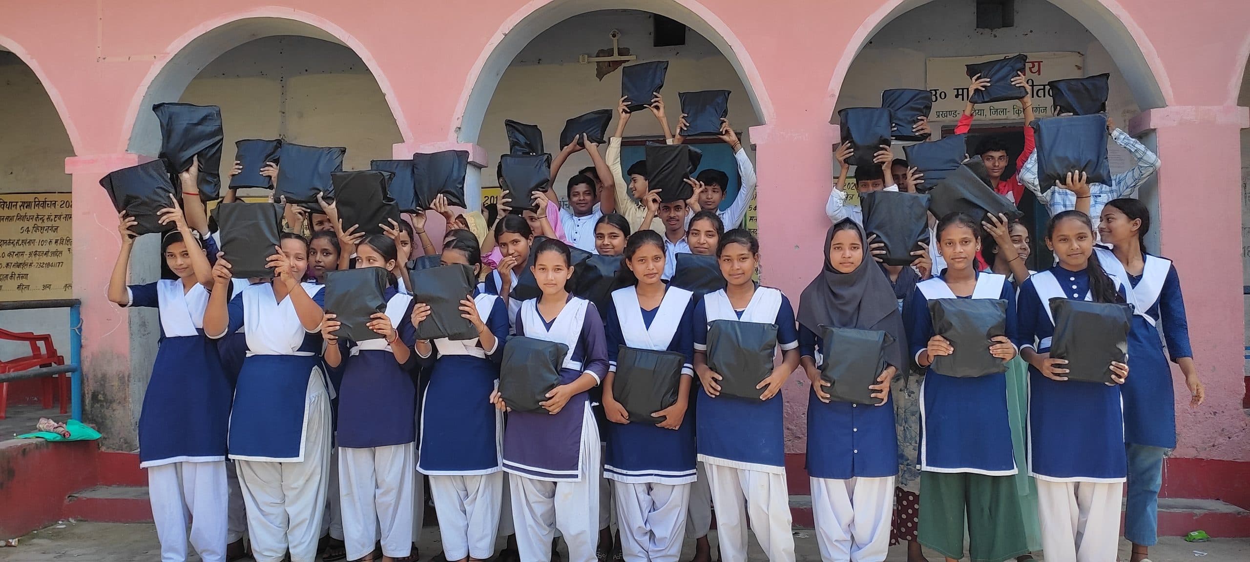 छात्र,छात्राओं के बीच एफएलएन किट का वितरण