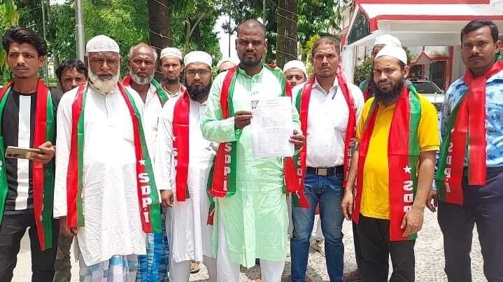 एसडीपीआई ने मॉबलिंचिंग रोकने की मांग को ले दिया धरना, पीएम के नाम डीएम को सौंपा ज्ञापन