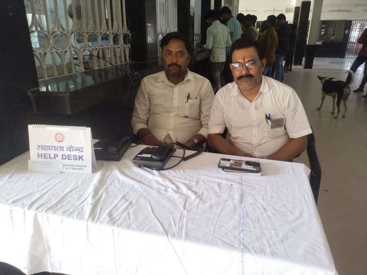 चंड़ीगढ़-डिब्रूगढ़ ट्रेन दुर्घटना के बाद किशनगंज रेलवे स्टेशन हेल्प डेस्क काउंटर से दी जा रही आवयक जानकारी