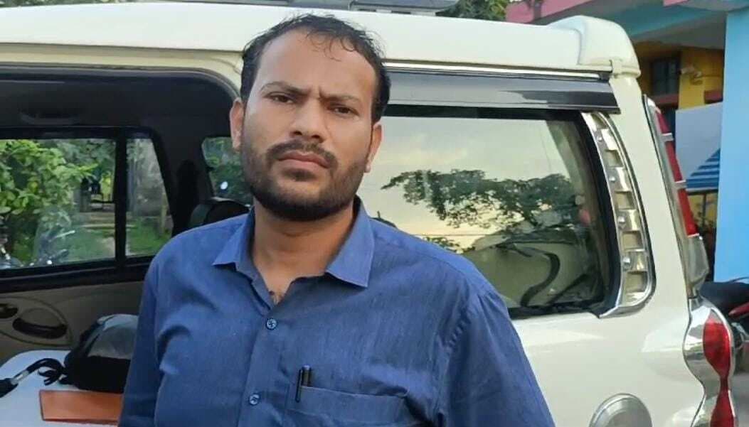 प्रशिक्षु आईएएस व अंचलाधिकारी ने दो दलालों को पकड़कर किया पुलिस के जवान