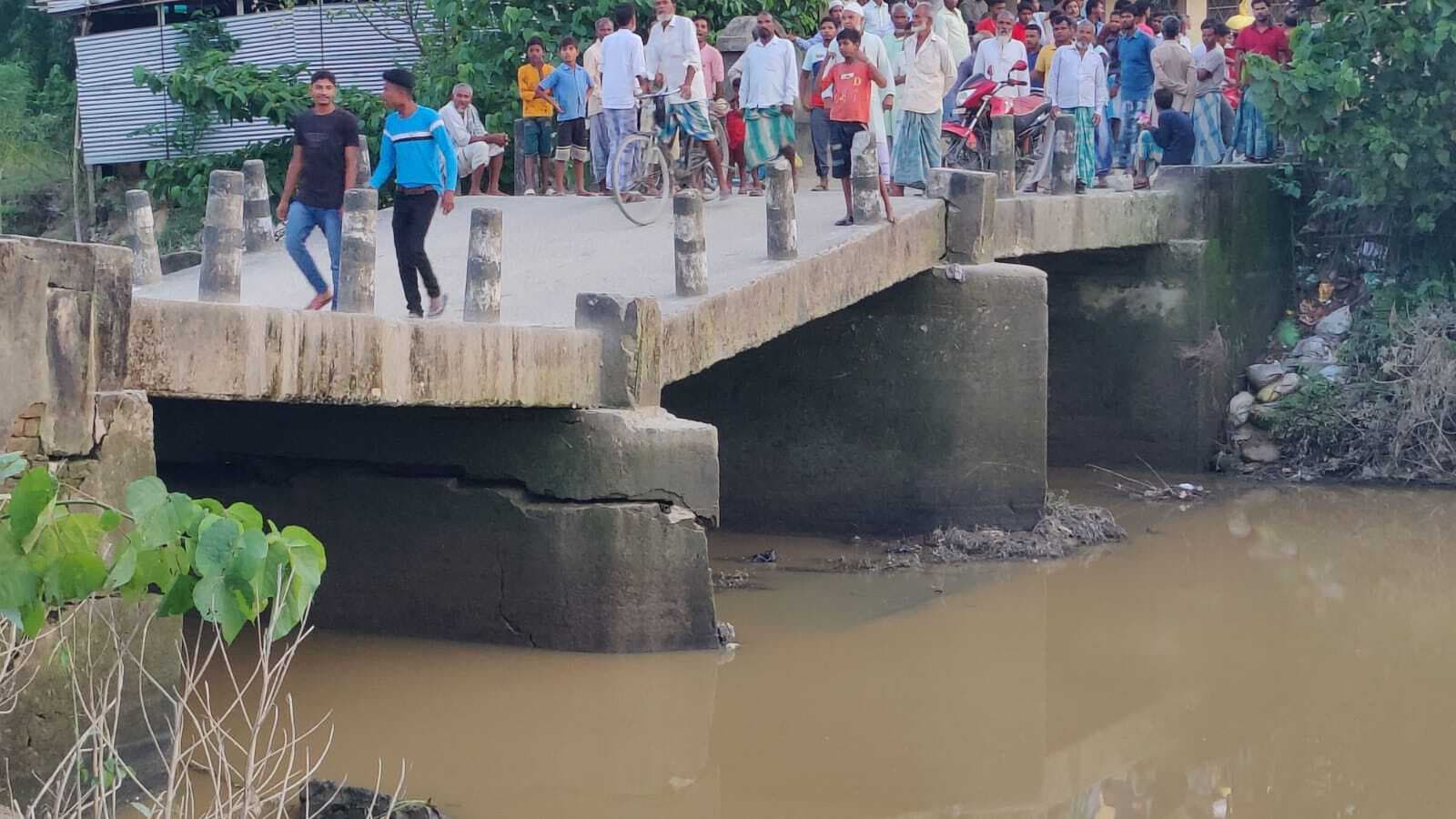 बहादुरगंज के टंगटंगी के समीप धंसा पुल का पाया, भारी वाहनों का आवागमन बंद