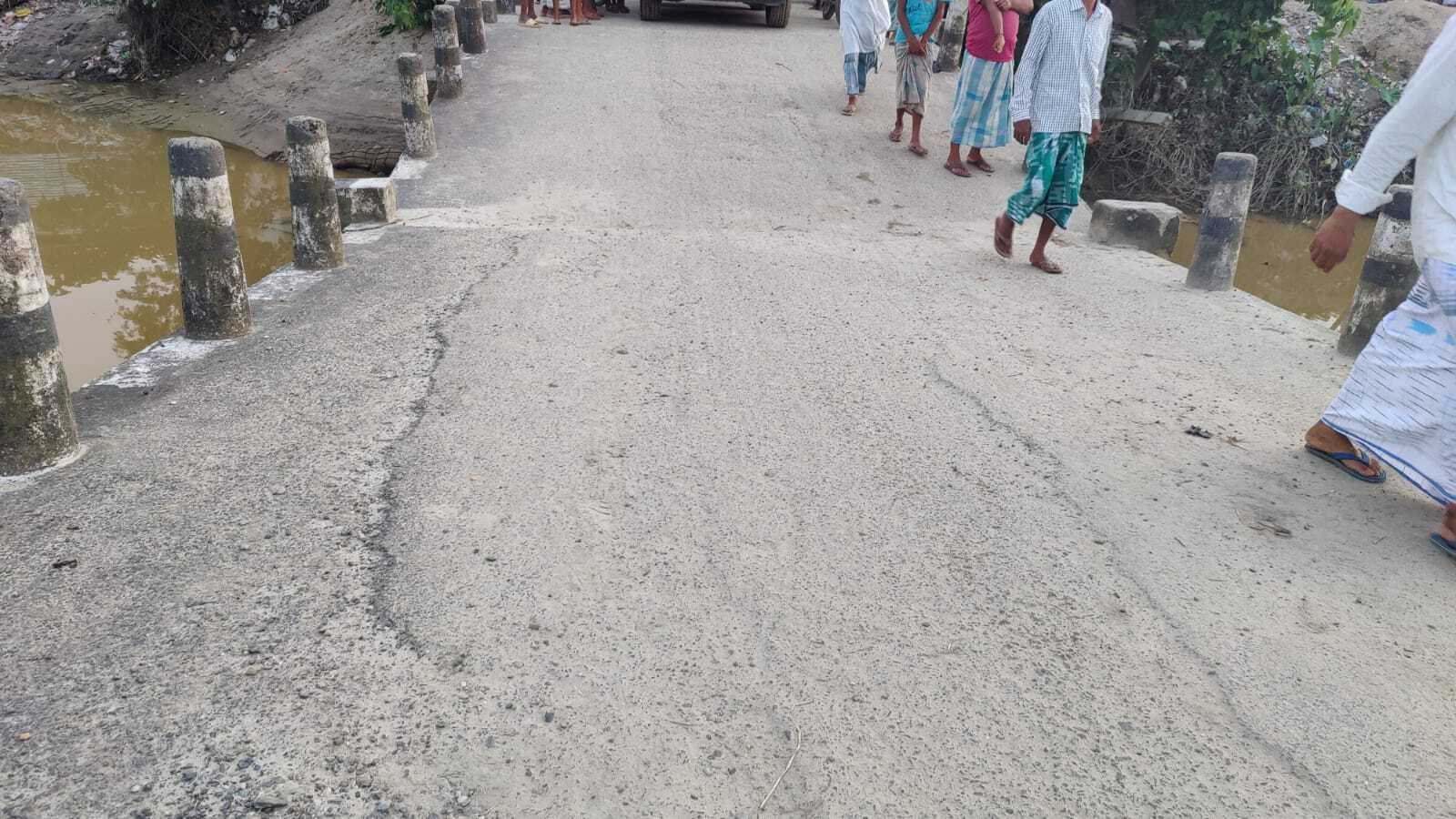 जिले में पुल धंसने का थम नहीं रहा सिलसिला, गौरी पुल  के बाद टंगटंगी हाट के समीप स्थित पुल का धंसा पाया