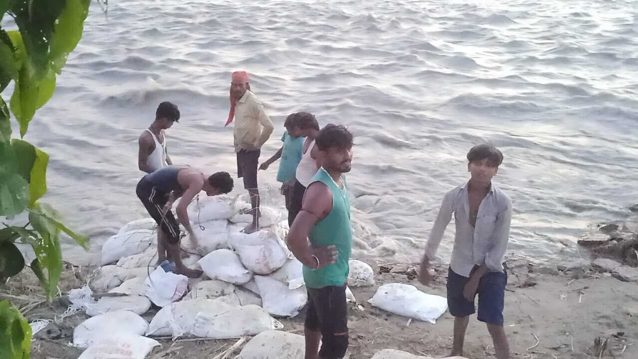 नगर से सटे मंगलपुर के पास गंडक नदी ने शुरू किया कटाव