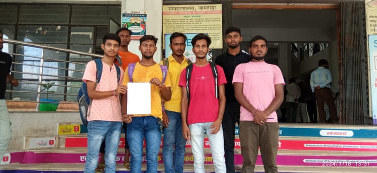 आचरण प्रमाण-पत्र के लिए डीसी-एसपी ने मिले छात्र