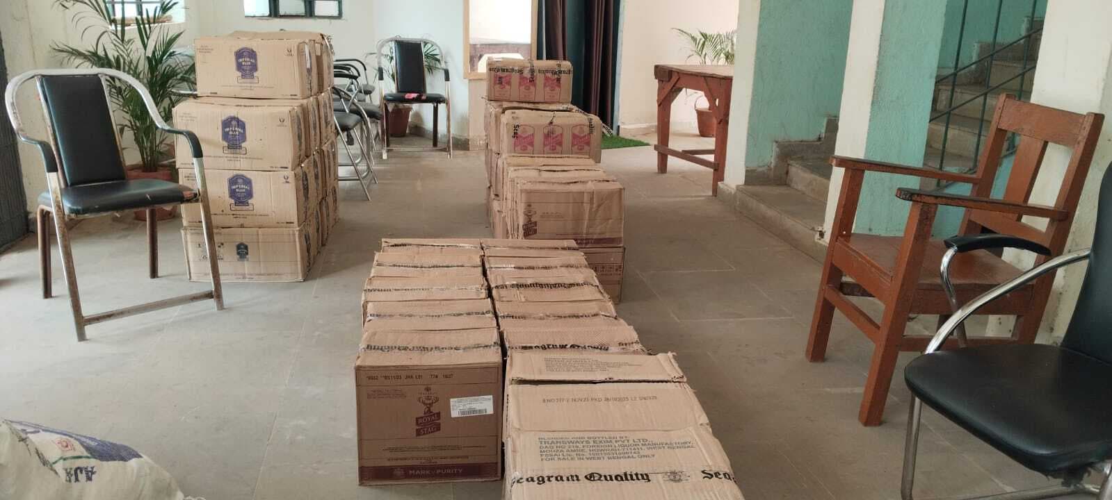 मैजिक वाहन से भारी मात्रा में शराब जब्त, एक  गिरफ्तार