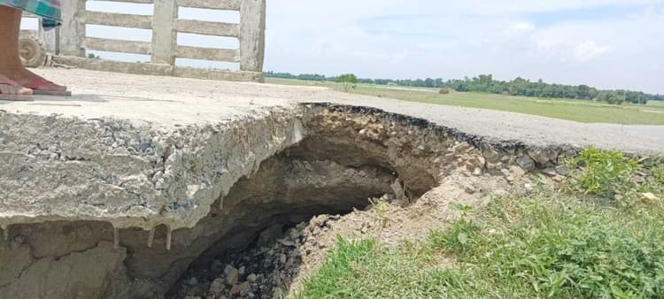 सड़क किनारे बने रेन कट दे रहा दुर्घटना को आमंत्रण