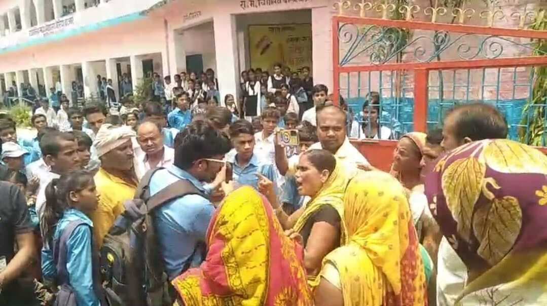 भीषण गर्मी से बैरिया विद्यालय के 20 से अधिक बच्चे बेहोश, पांच जीएमसीएच रेफर