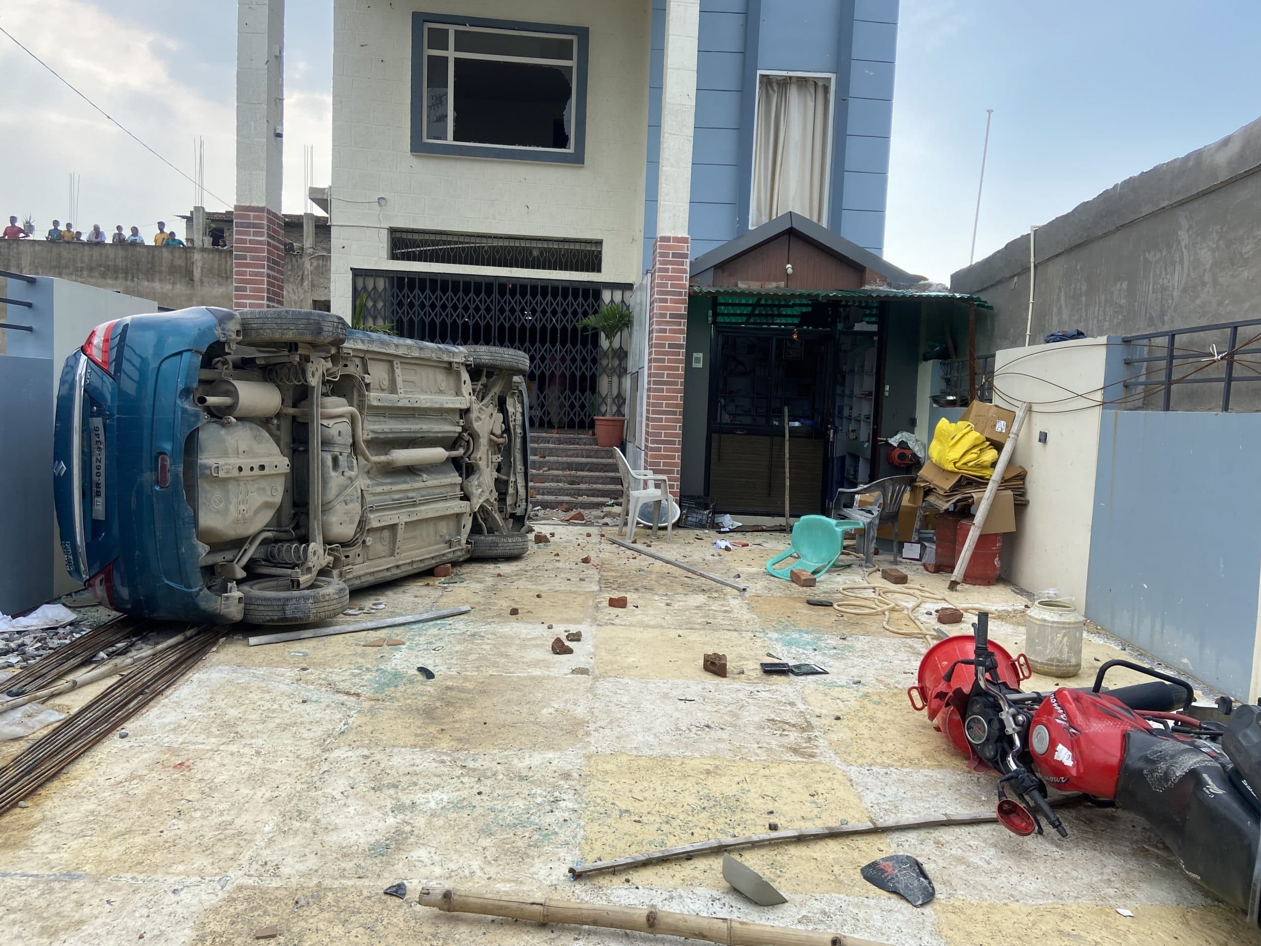 अस्पताल व उपाधीक्षक के क्लिनिक में तोड़फोड़ व आगजनी