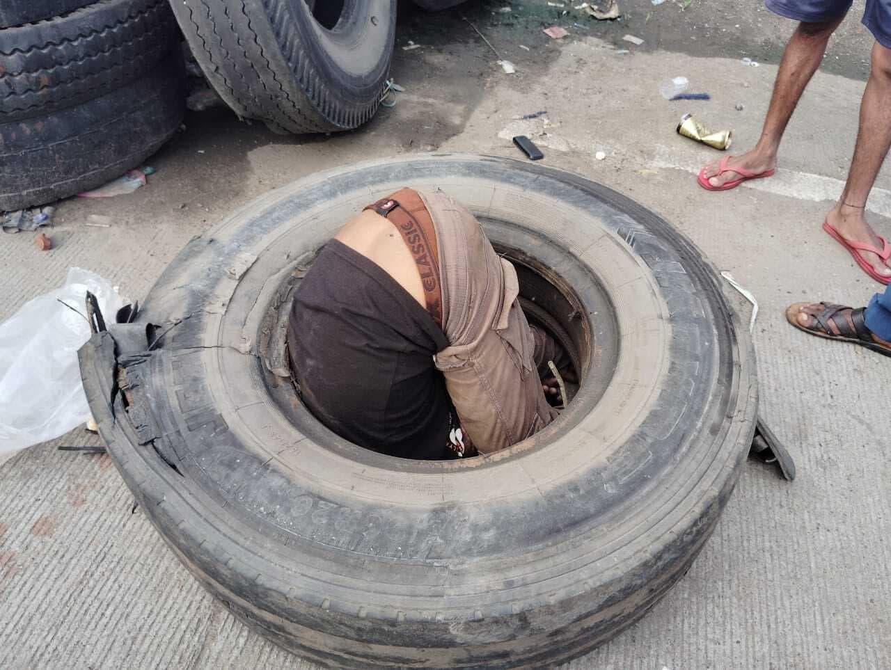 ट्रक के टायर के अंदर मिला युवक का शव, हत्या की आशंका