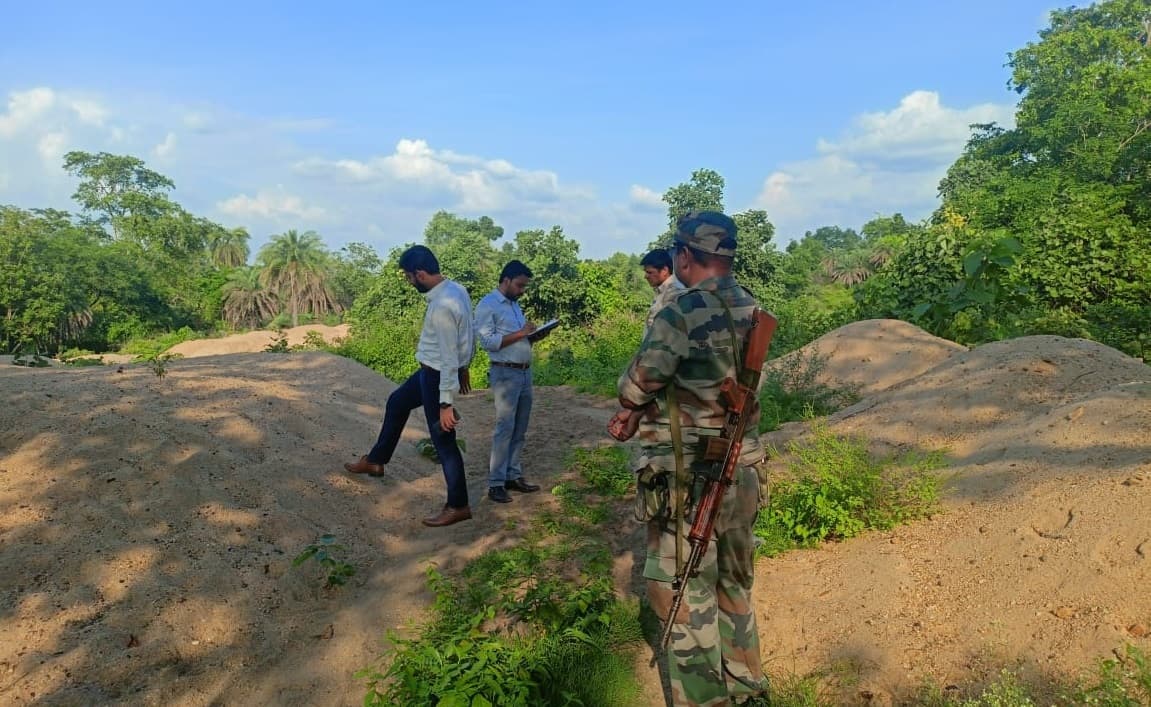 छापेमारी में 68500 घनफिट बालू का अवैध स्टॉक पकड़ाया